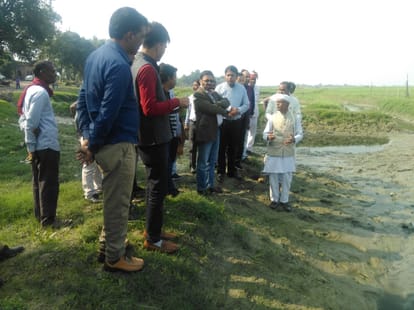 भैरोघाट का निरीक्षण करते डीएम।