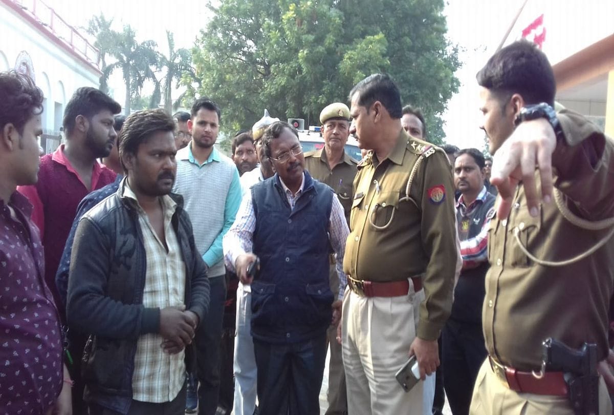 father reached the DM Office with dead body of daughter in mainpuri