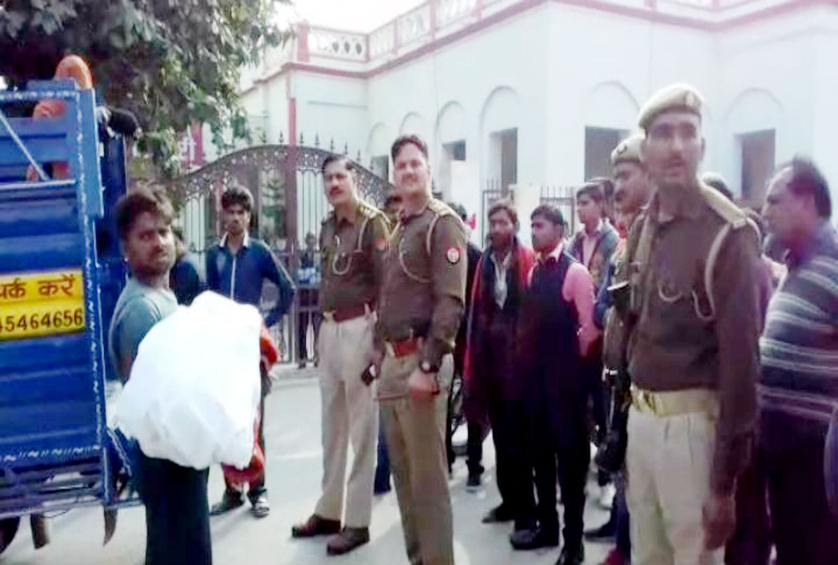 father reached the DM Office with dead body of daughter in mainpuri