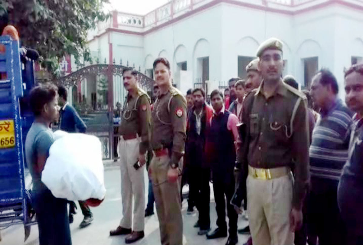 father reached the DM Office with dead body of daughter in mainpuri