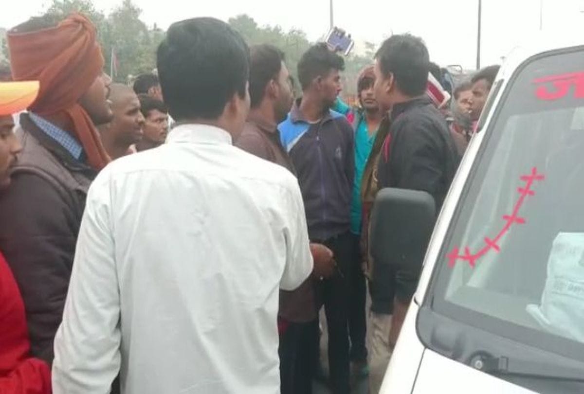 car driver beaten the policeman on the road in firozabad