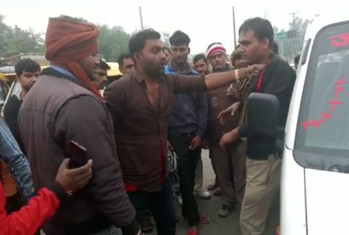car driver beaten the policeman on the road in firozabad