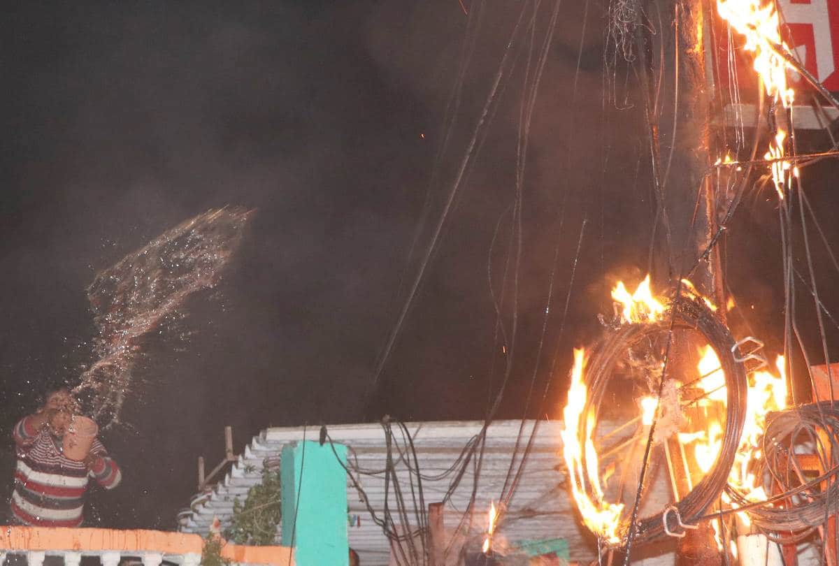 fire broke out in electricity pole in lucknow