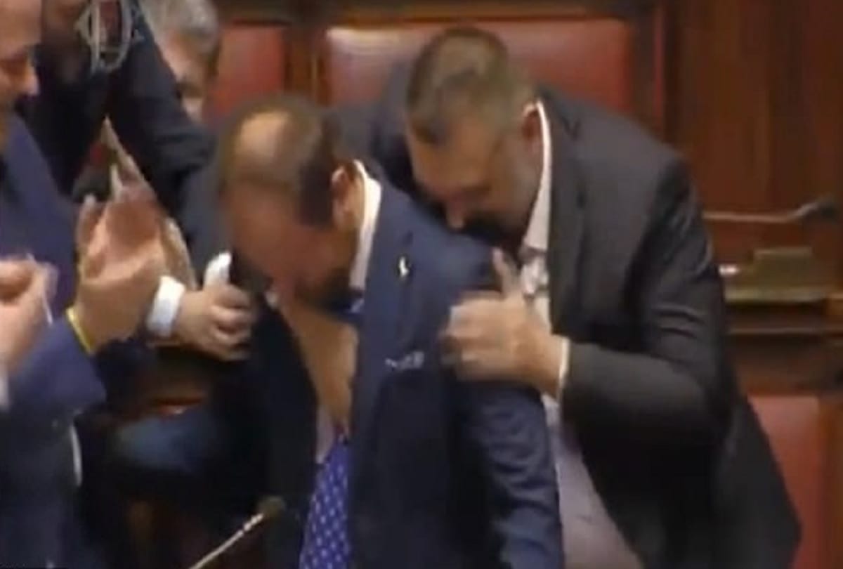 Italian MP proposes to his girlfriend in the middle of a parliamentary debate