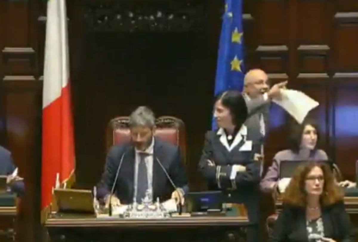 Italian MP proposes to his girlfriend in the middle of a parliamentary debate
