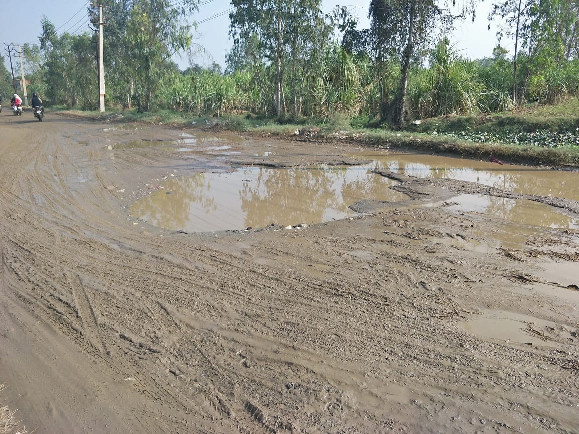 The road connecting the four regions turned into pits