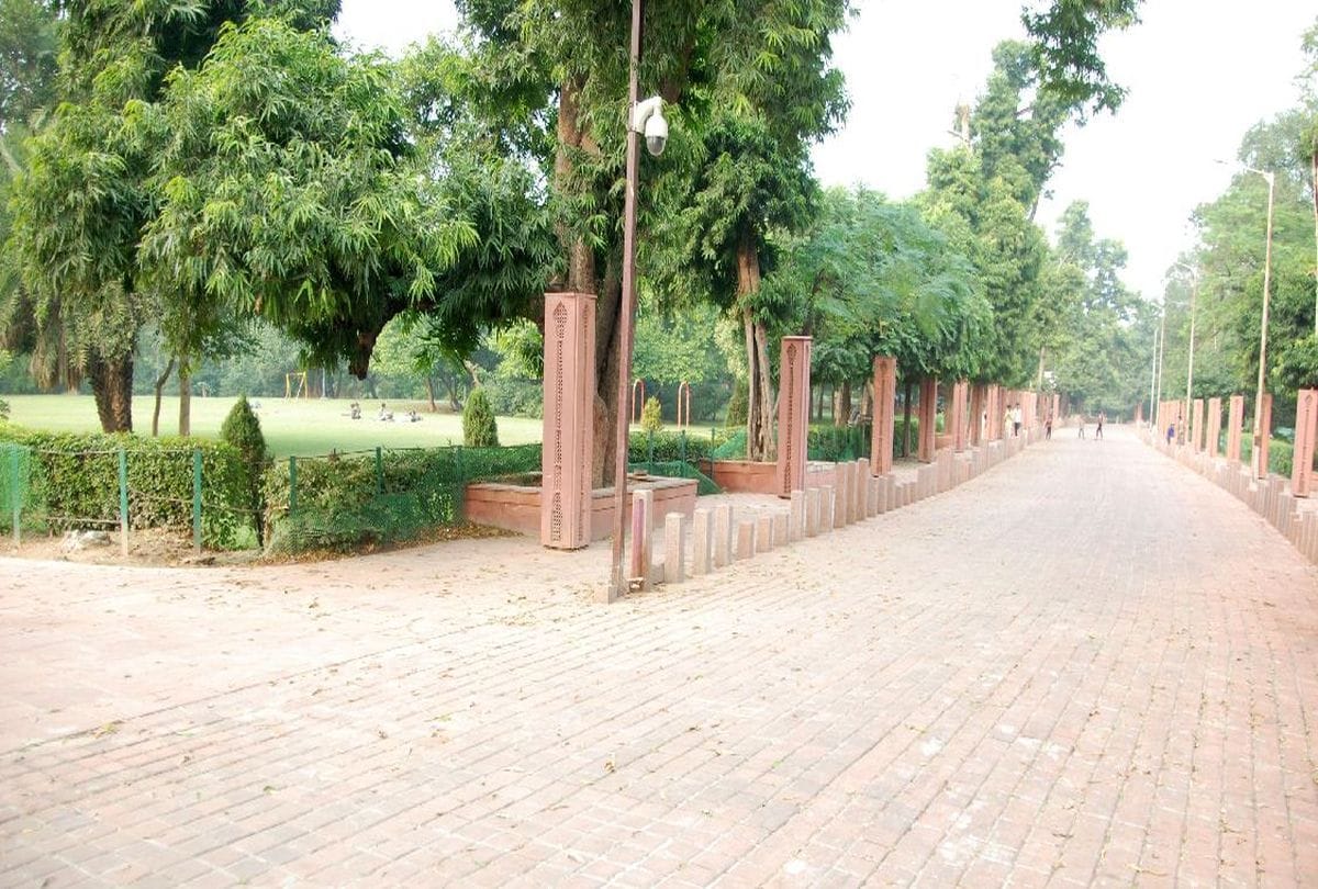 Leave A Plastic Bottle in Taj Nature Walk Pay Fine Of 20 rupees