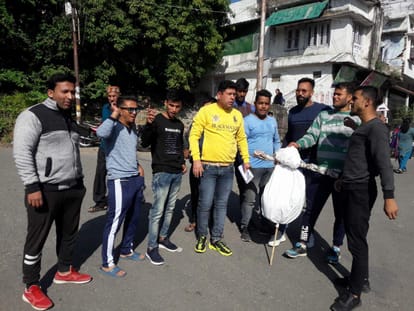 कोटद्वार में सांसद प्रज्ञा ठाकुर के पुतले के साथ प्रदर्शन करते यूथ कांग्रेस के कार्यकर्ता।