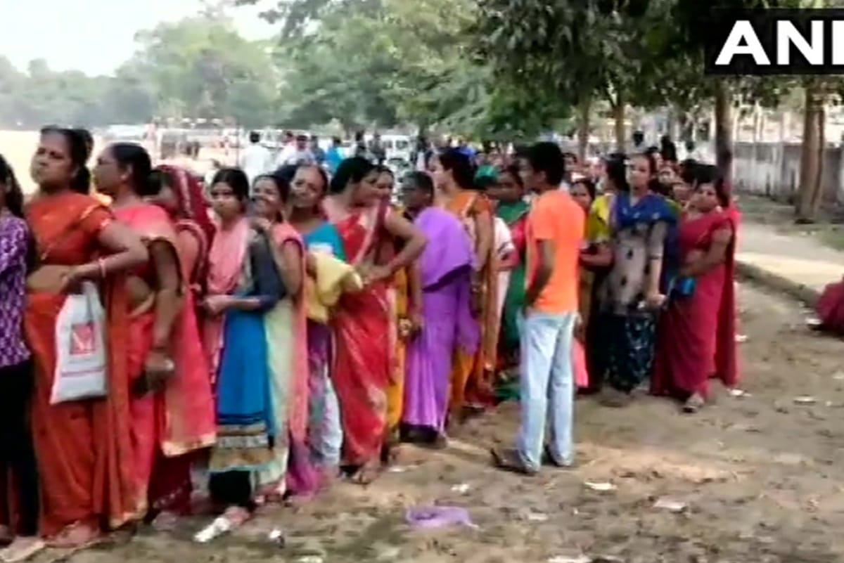 Long queues seen to purchase onions from Bihar State Cooperative Marketing Union Limited counter