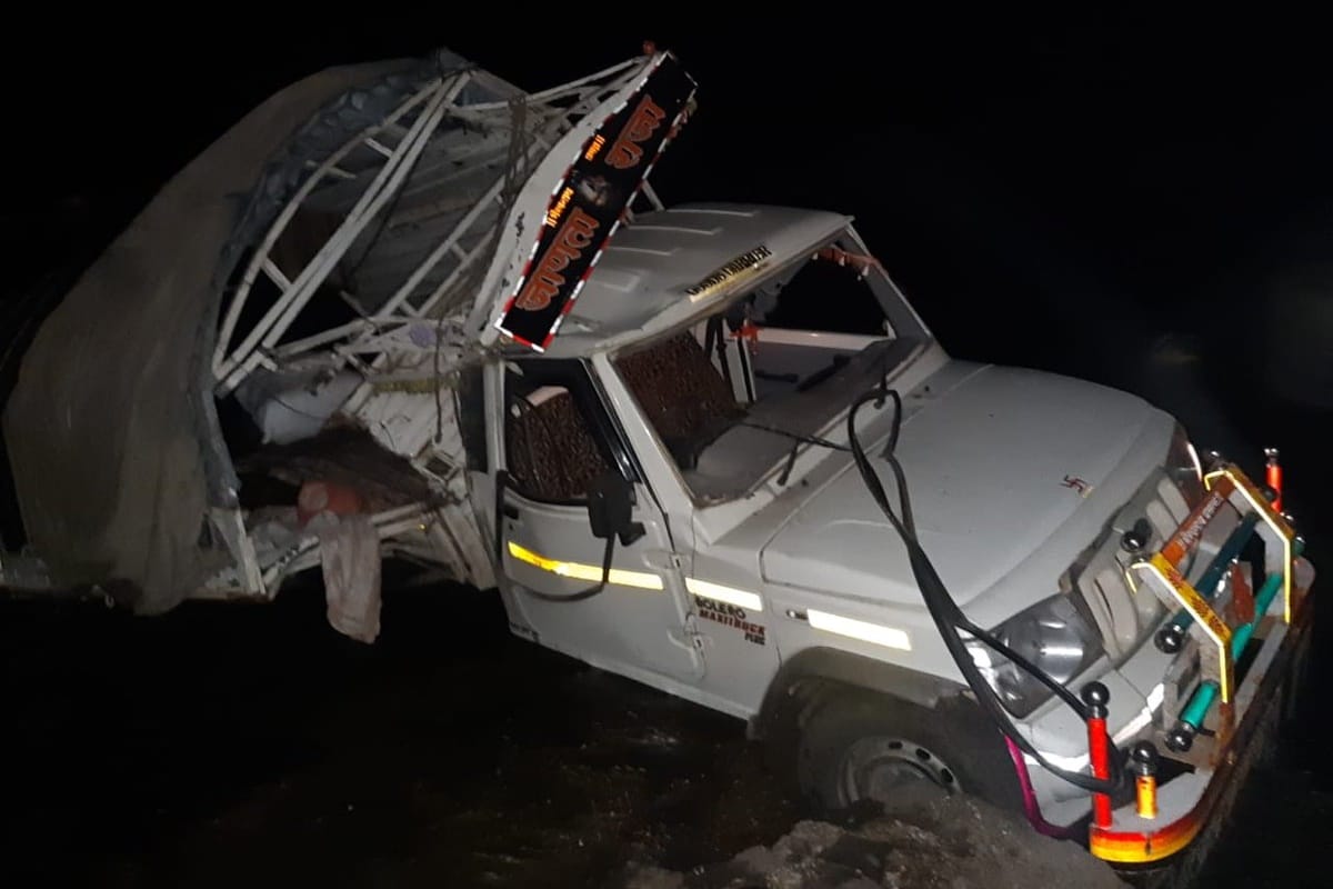 Maharashtra many killed and injured after pick up vehicle fell off bridge in river in Dhule