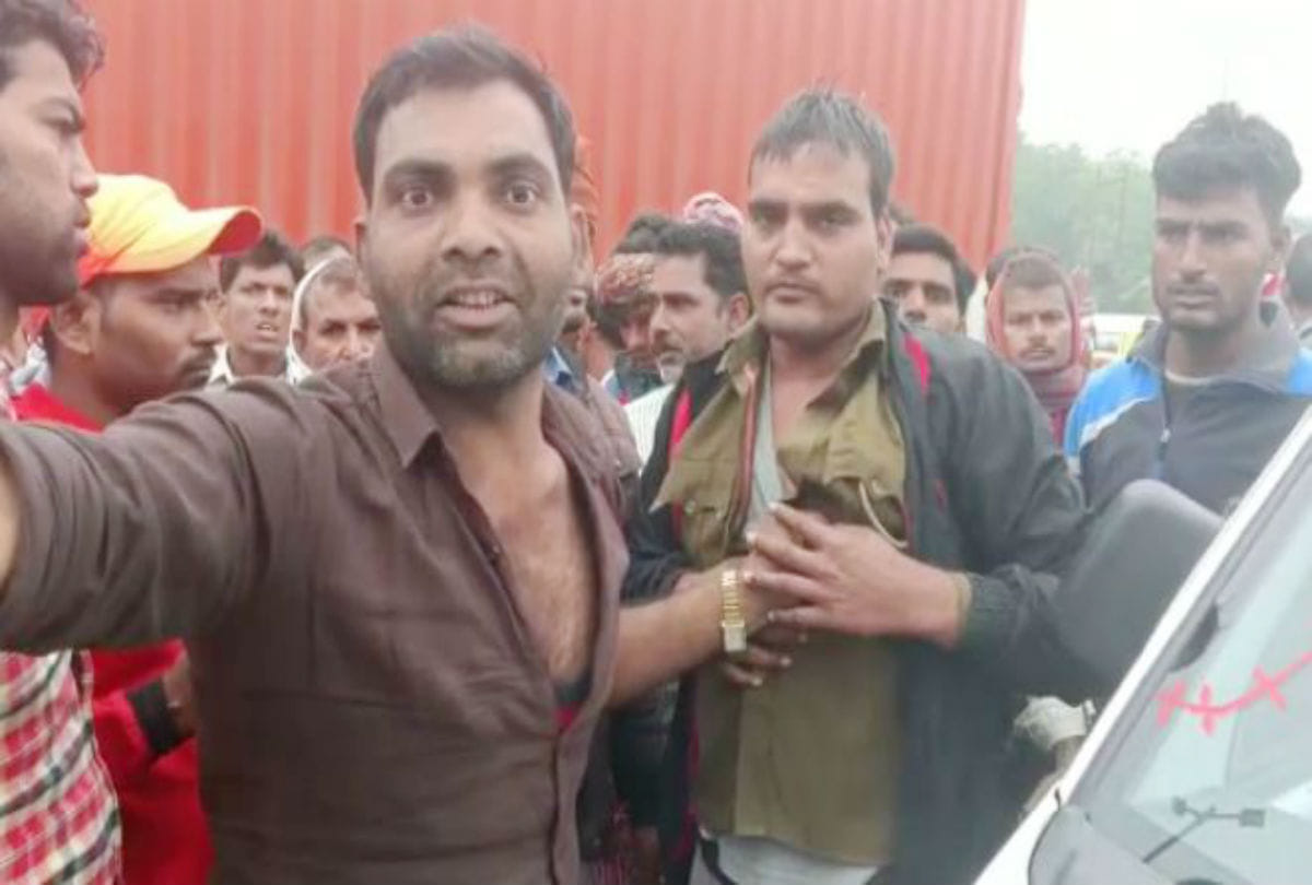 car driver beaten the policeman on the road in firozabad