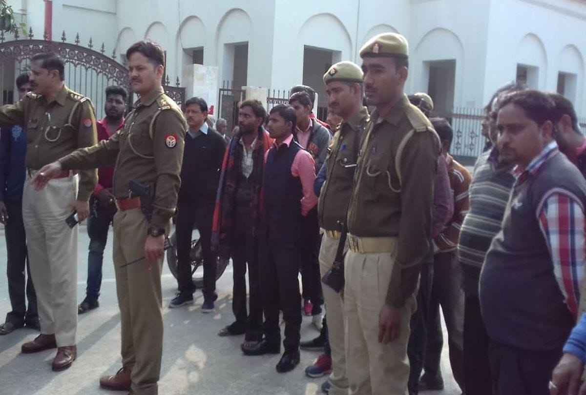 attack on Varanasi police Went to the mau for Pressurizing