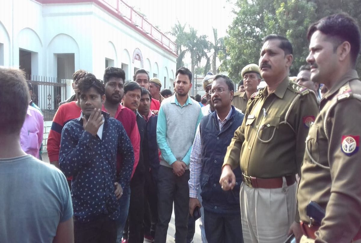 father reached the DM Office with dead body of daughter in mainpuri