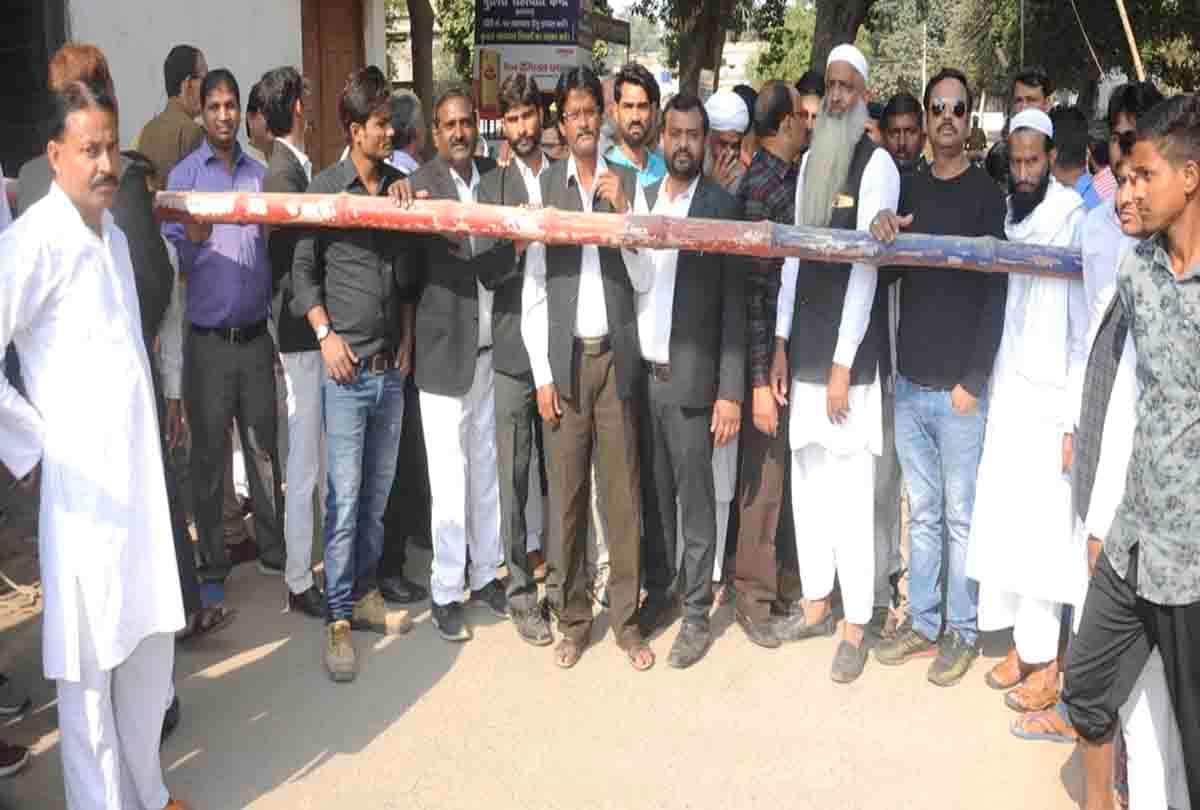 police stop the mushlims in maousque