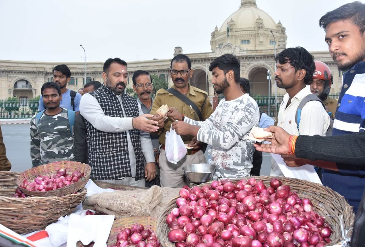 Congress workers sold cheap onion in protest against inflation.