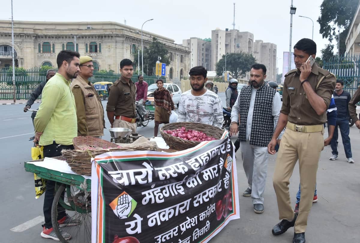 Congress workers sold cheap onion in protest against inflation.