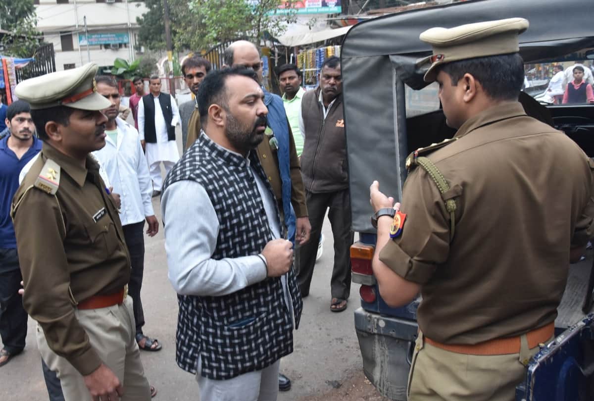 Congress workers sold cheap onion in protest against inflation.