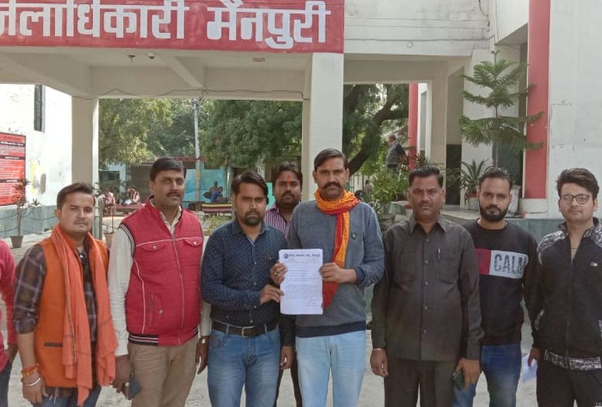 people protest against Hyderabad incident in agra vrindavan mainpuri