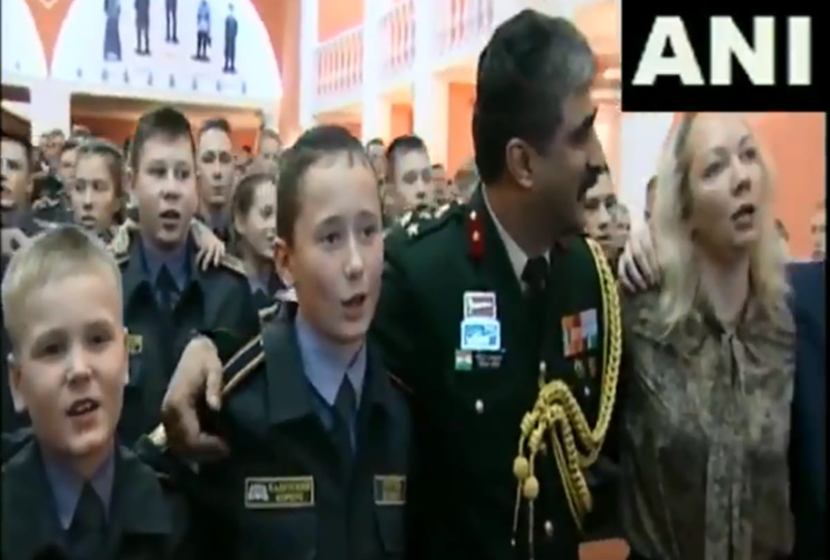 Russian military cadets sing Ae watan, Humko Teri Kasam song at an event in Moscow