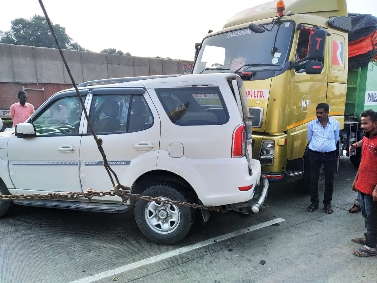 Trailer hit in Safari, jammed