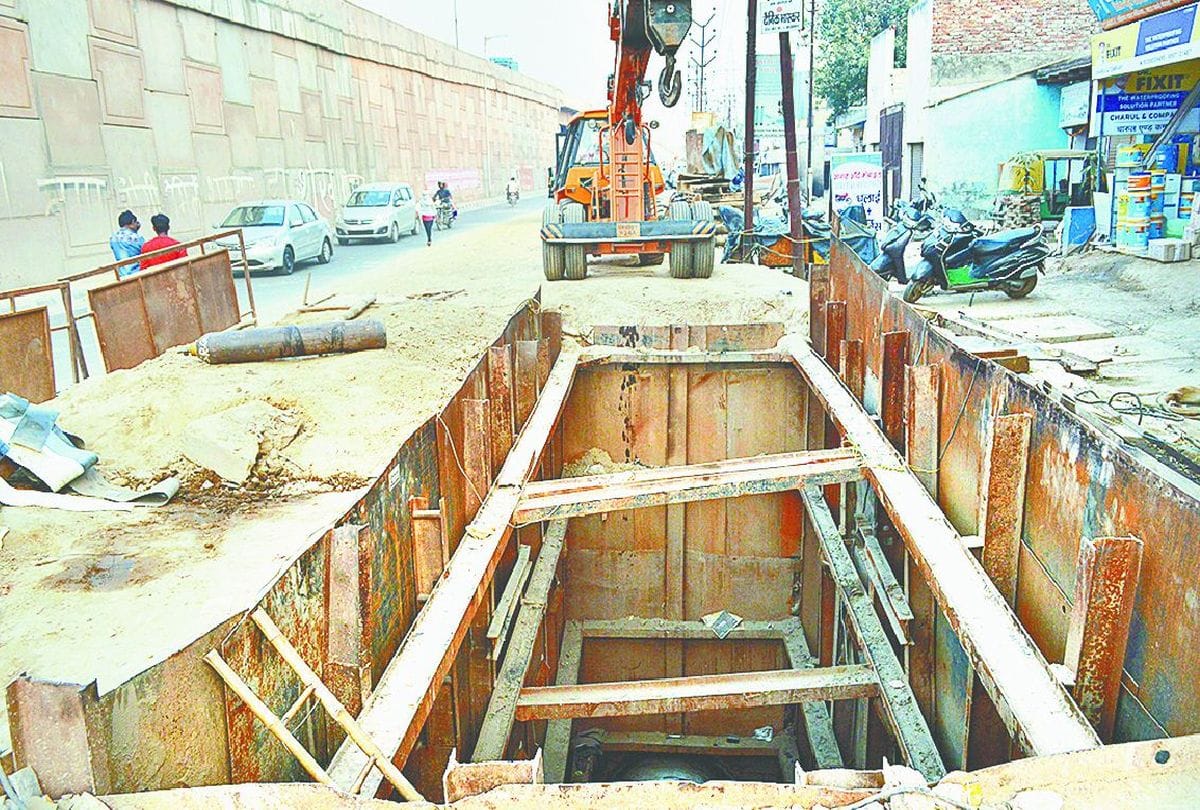 traffic stopped on service road due to gangajal project in agra