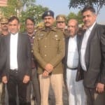 अधिवक्ताओं के साथ पुलिस अधिकारी