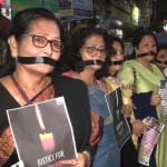 हैदराबाद में मुंह पर काली पट्टी बांध महिलाओं ने जताया विरोध