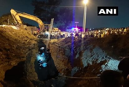 पुणे में जल निकासी लाइन के लिए खोदे गड्ढे में गिरे पांच लोग