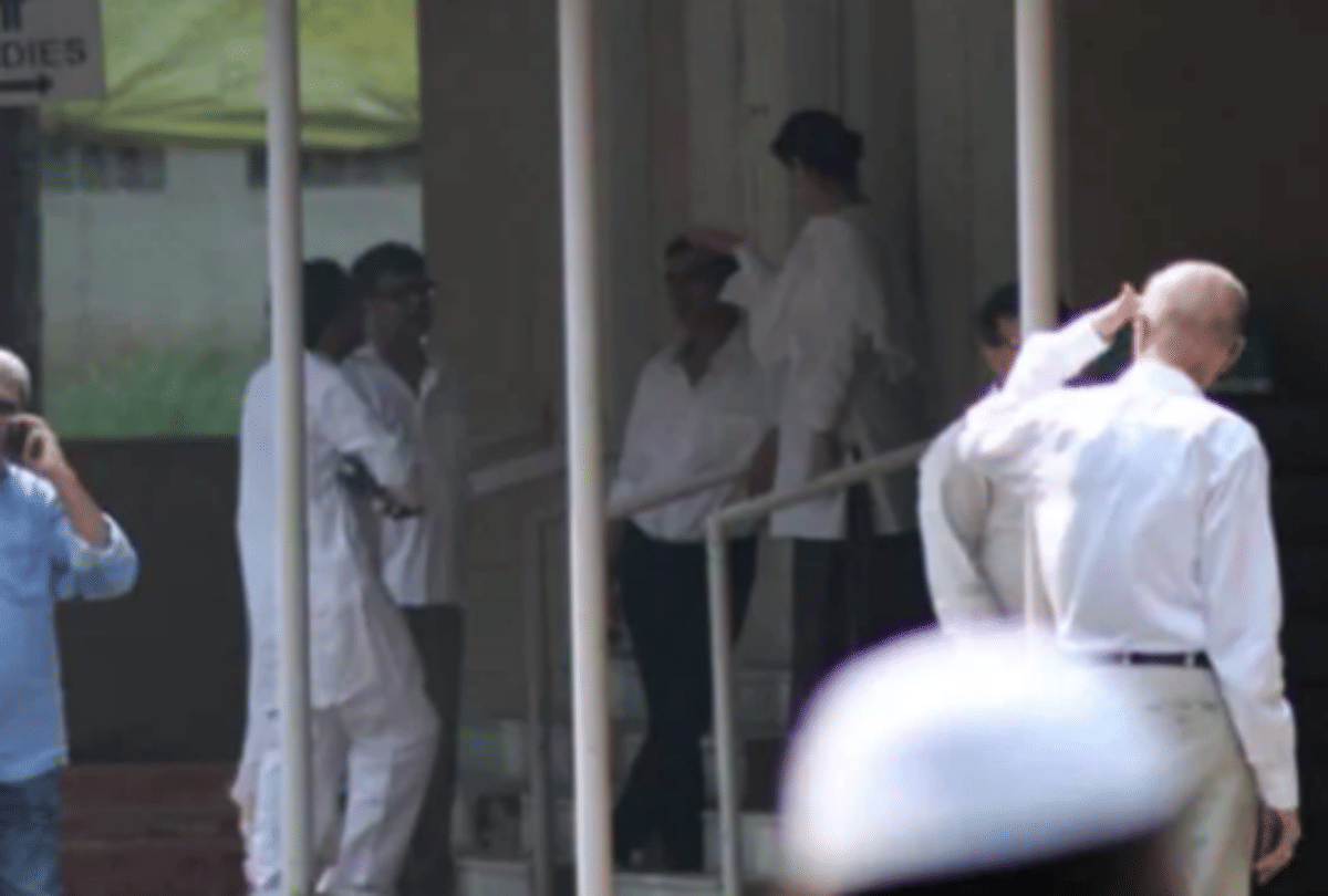 dimple kapadia mother betty kapadia akshay kumar rituals