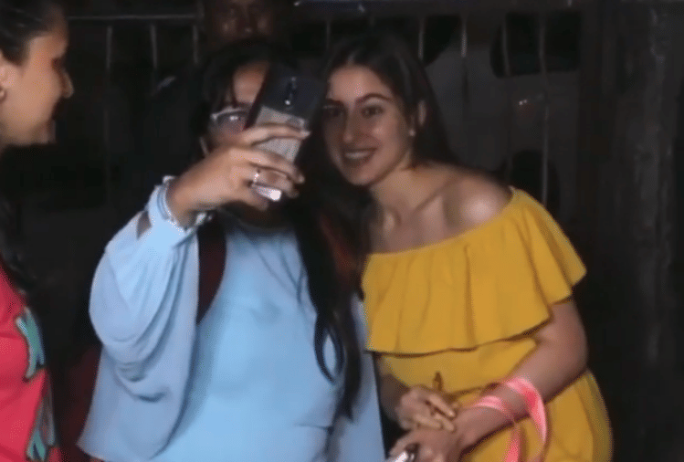 sara ali khan outside beauty saloon pose with fans