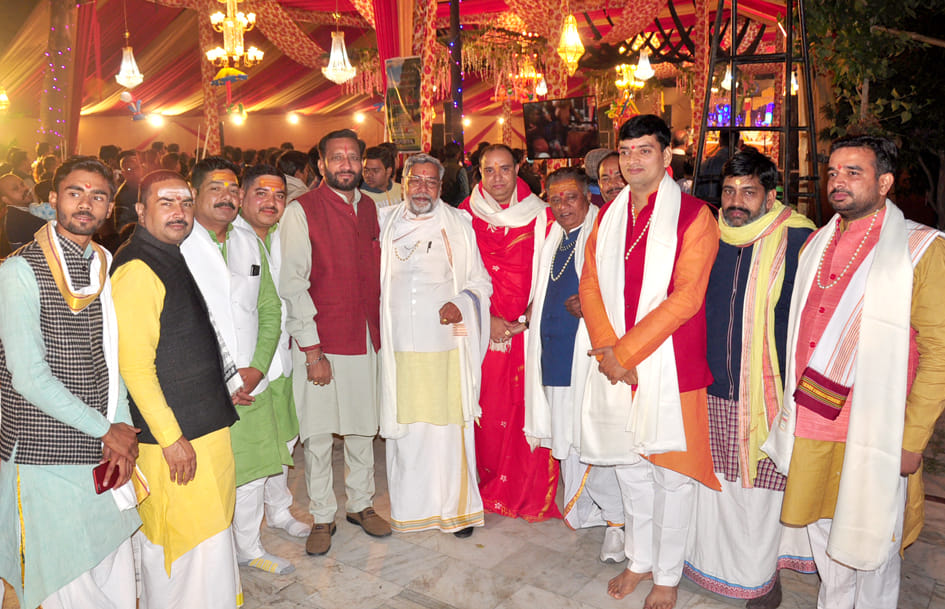 Devotees visit Banke Bihari's hymns