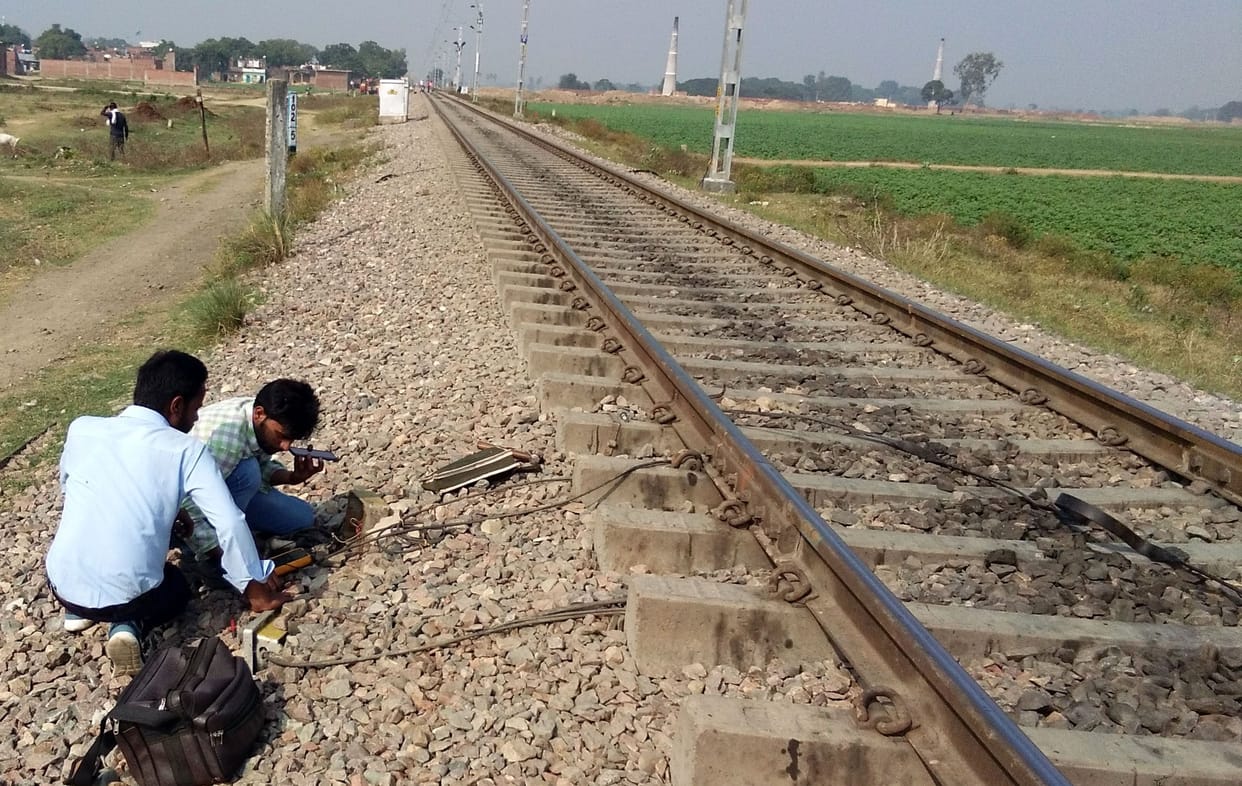 otometik signal sistam teen ghante phel, kaee trenen prabhaavit