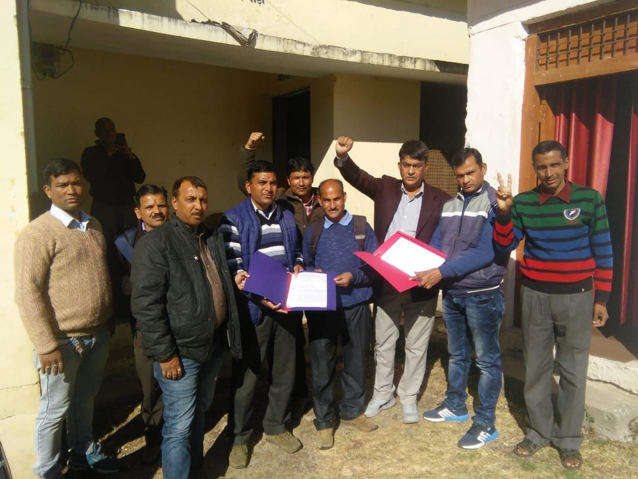 Teachers demonstrate old pension restoration in BEO office