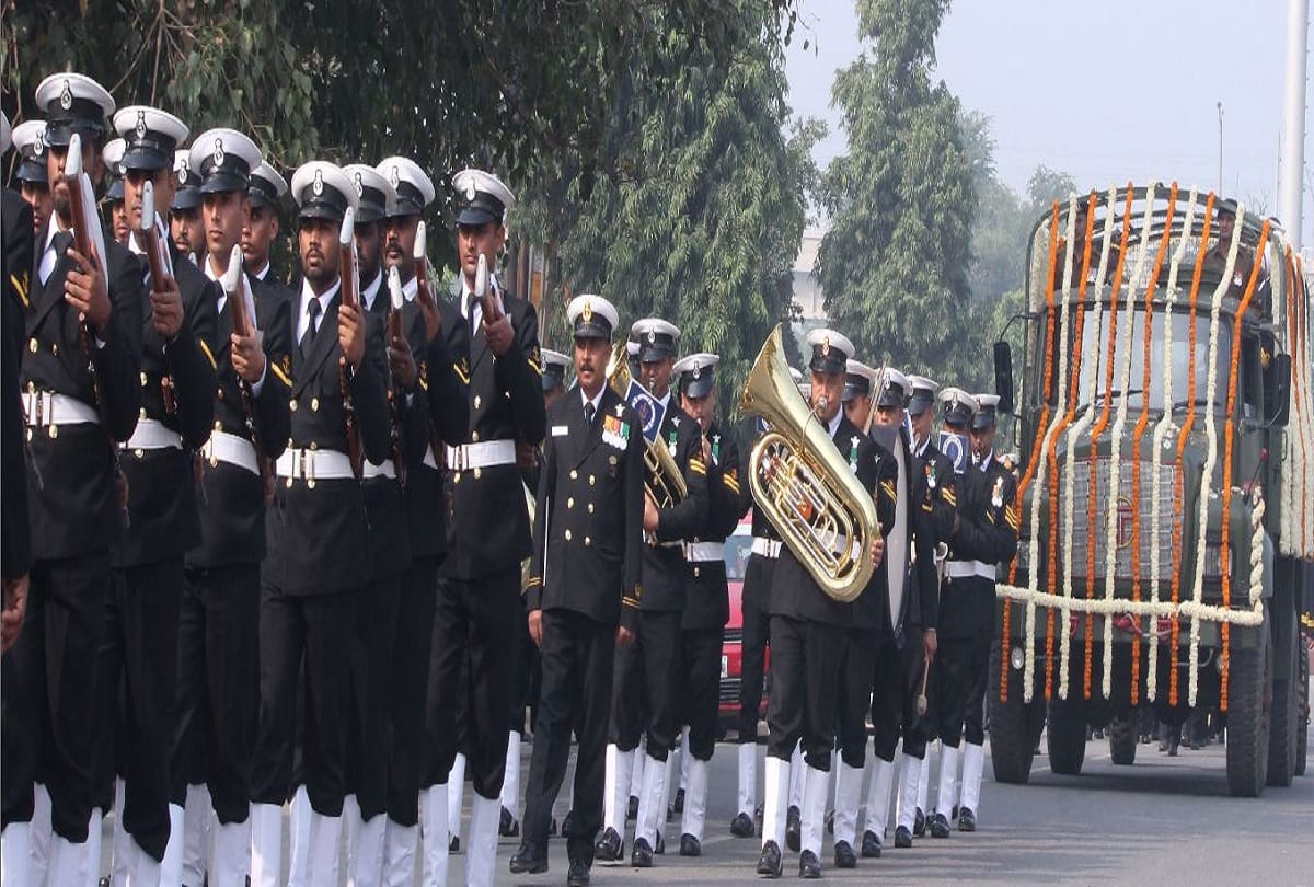 Former Naval chief Admiral Sushil Kumar last rites at Noida with family and army officials