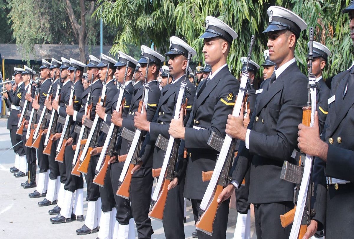 Former Naval chief Admiral Sushil Kumar last rites at Noida with family and army officials