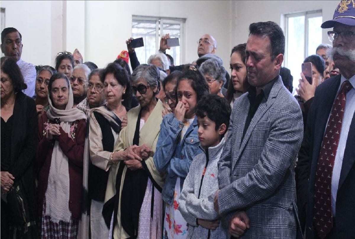 Former Naval chief Admiral Sushil Kumar last rites at Noida with family and army officials