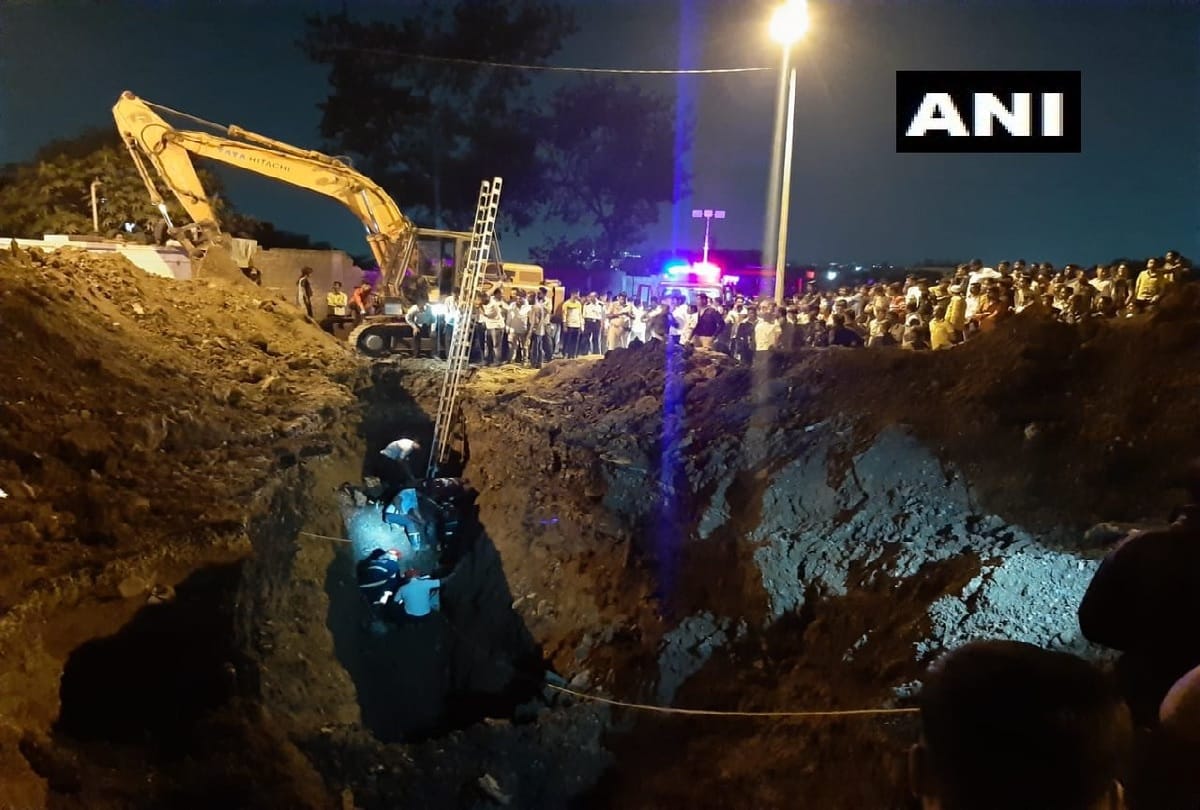 Five people including two fire brigade personnel trapped in a drainage line hole in Pune
