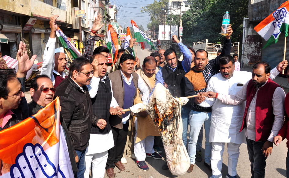 Congressmen burn effigy of BJP MP Pragya Thakur