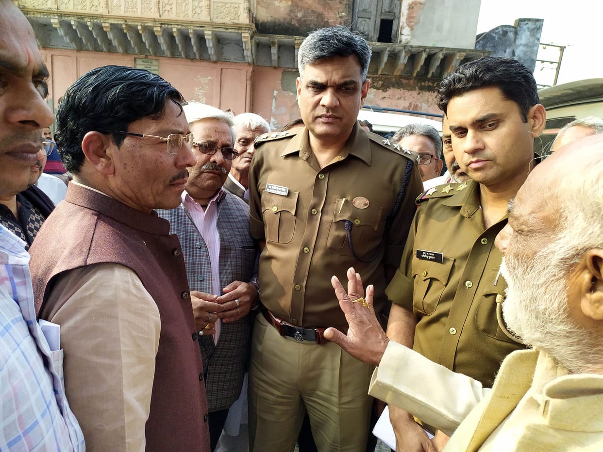 Hathras: People took out a scuffle in front of public representatives
