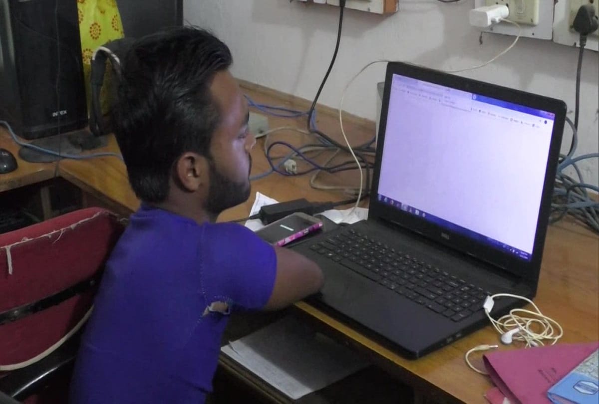 Chhattisgarh physically challenged Ashish without hand legs work as computer operator sankargarh