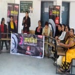 अपने विचार रखती महिलाएं