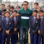 छात्रों के साथ क्रिकेटर पीयूष चावला।