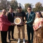 पठानकोट में हरभजन सिंह को सम्मानित करते स्कूल प्रबंधक कमेटी के पदाधिकारी।