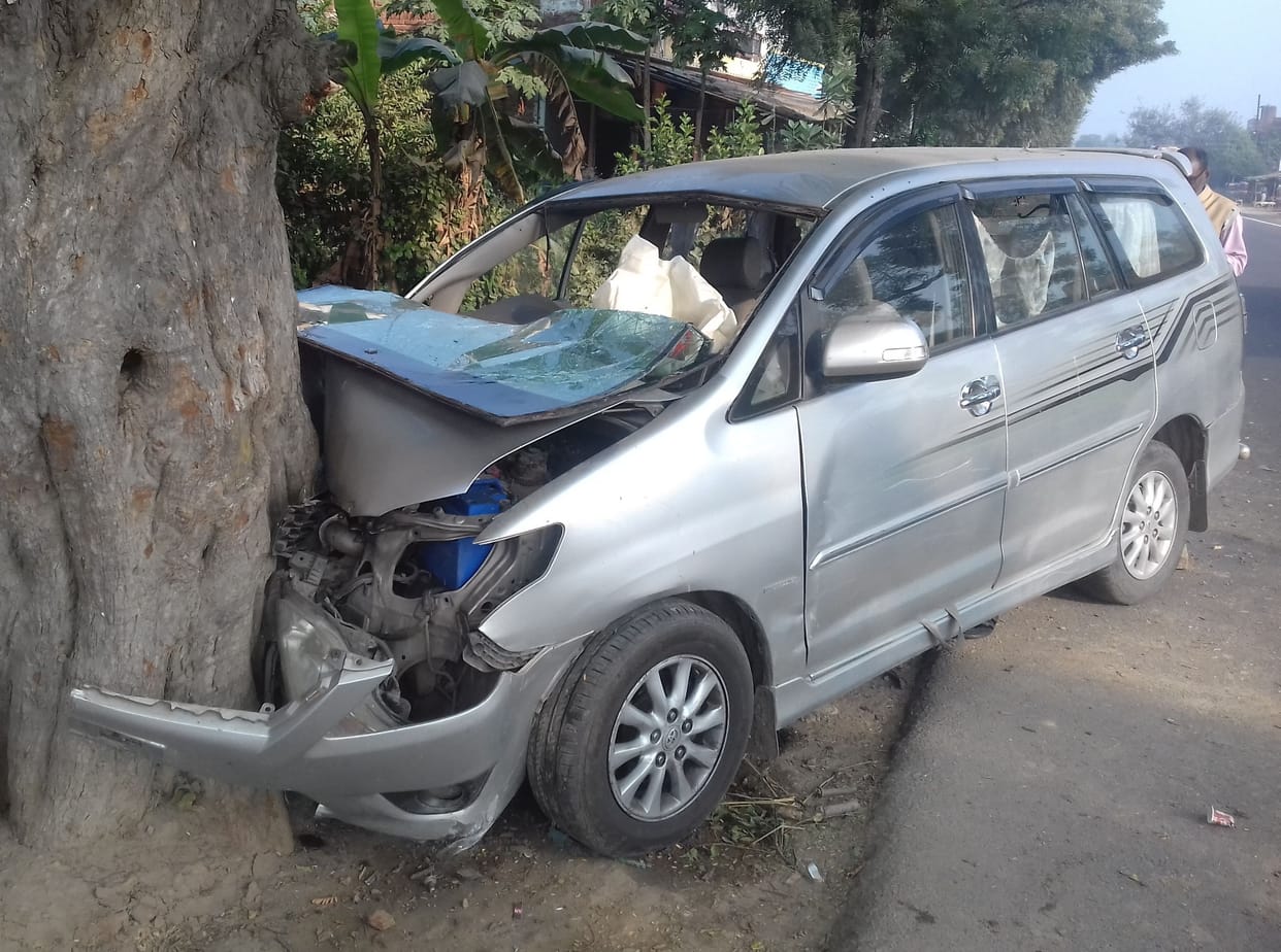 Car collided with tree, one killed, seven serious