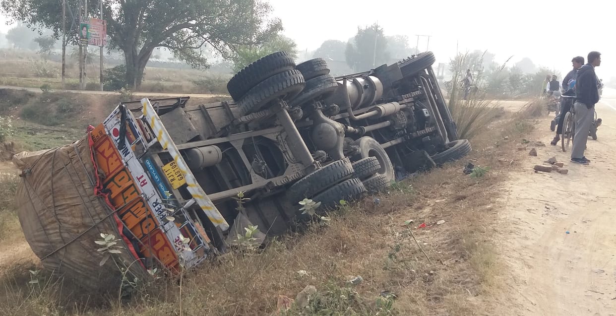 Hathras: Truck overturned uncontrollably on the bypass