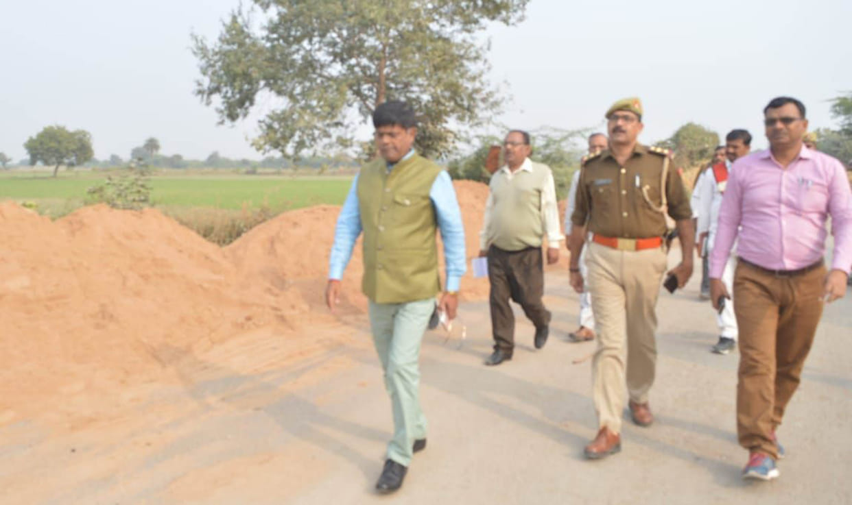 Police station online, policeman unaware