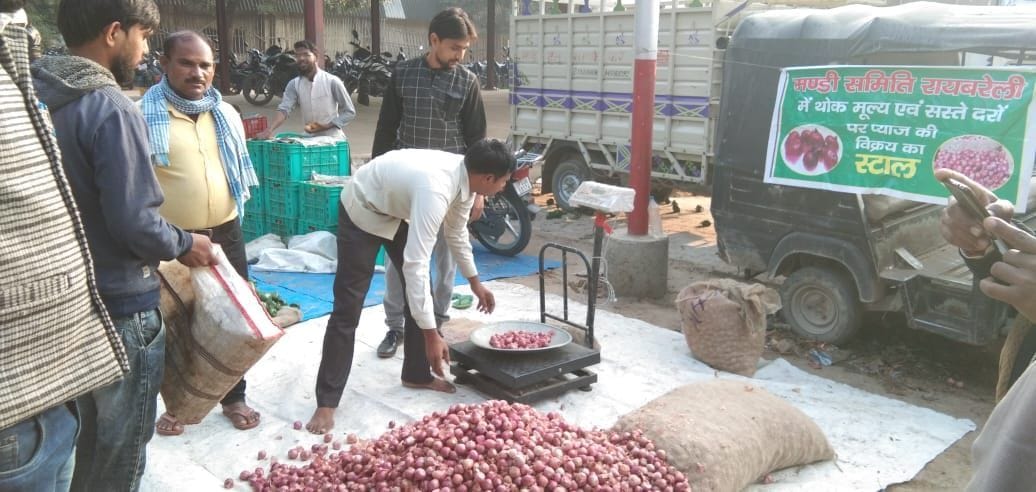 People gathered to take 45 kg onion