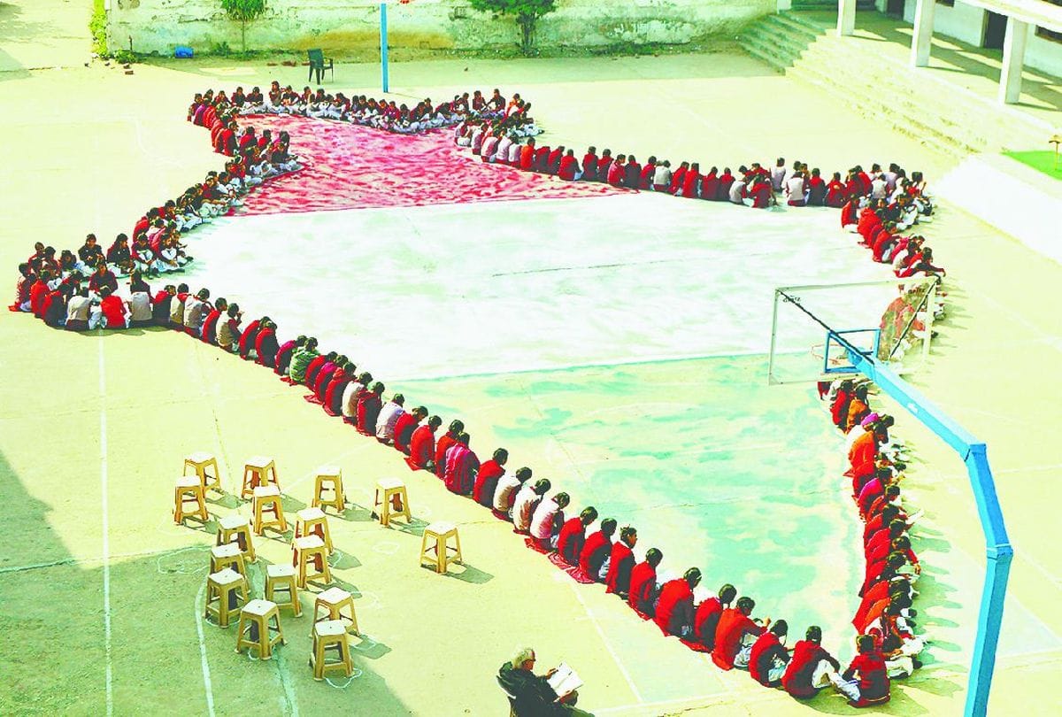 2.5 lakh people read books for 45 minutes at the same time in agra