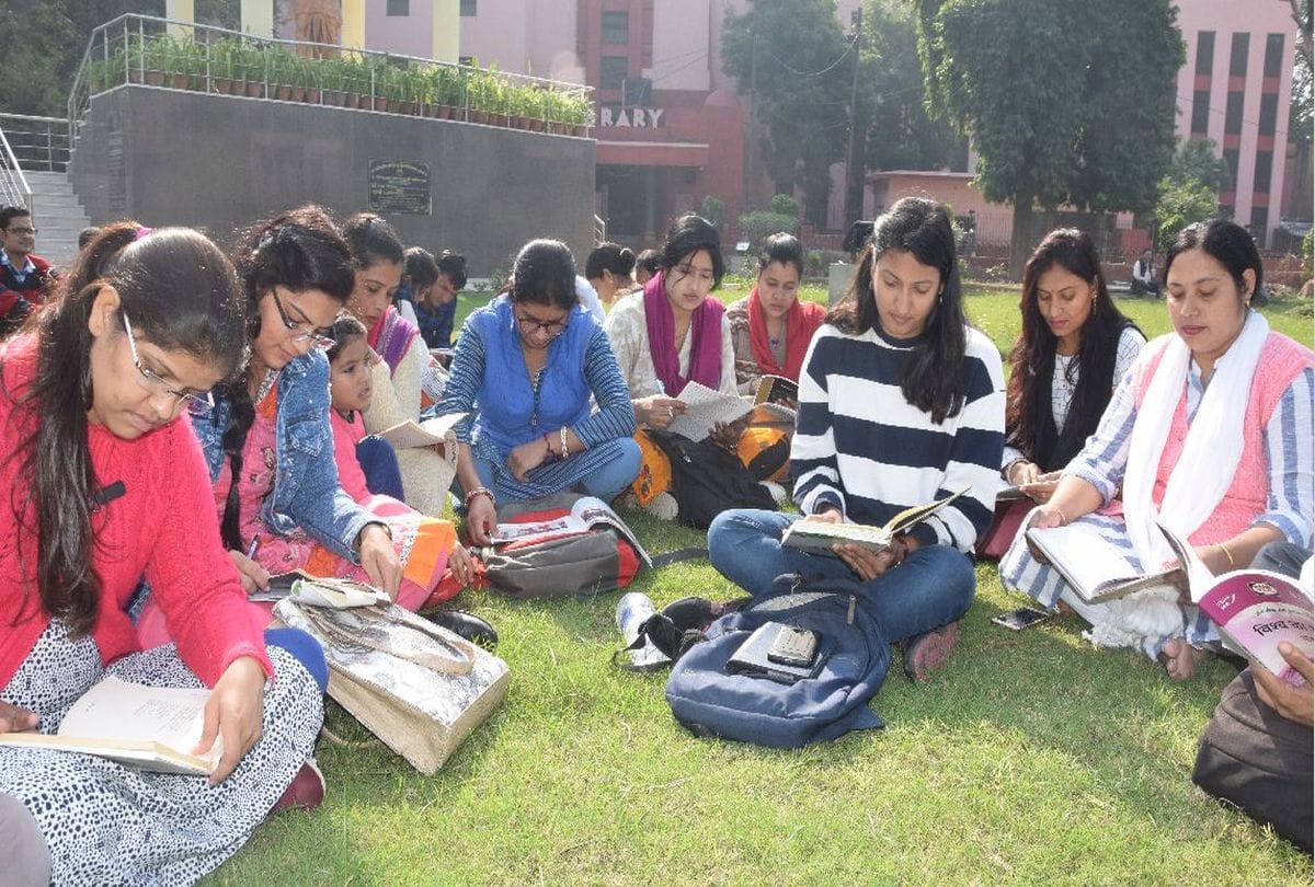 2.5 lakh people read books for 45 minutes at the same time in agra