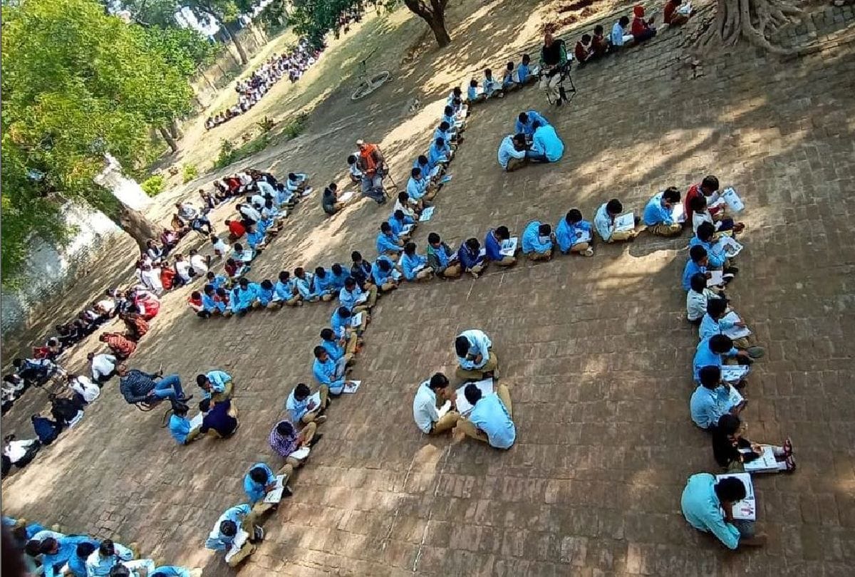 2.5 lakh people read books for 45 minutes at the same time in agra